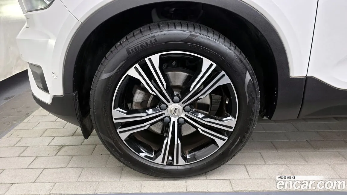 Volvo XC40 — фото 10