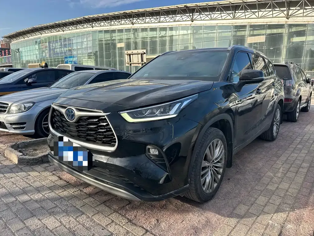 Toyota Highlander — фото 1