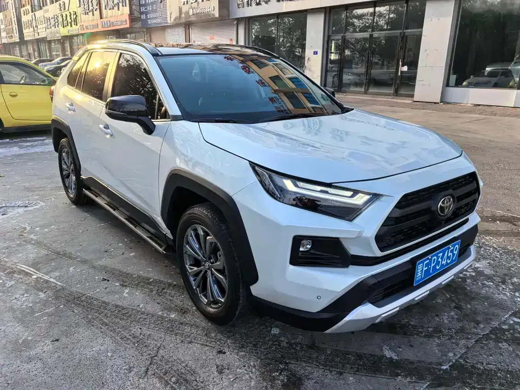 Toyota RAV4 — фото 1