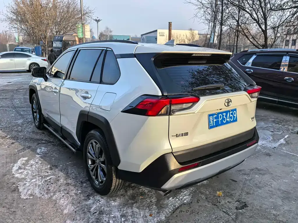 Toyota RAV4 — фото 10