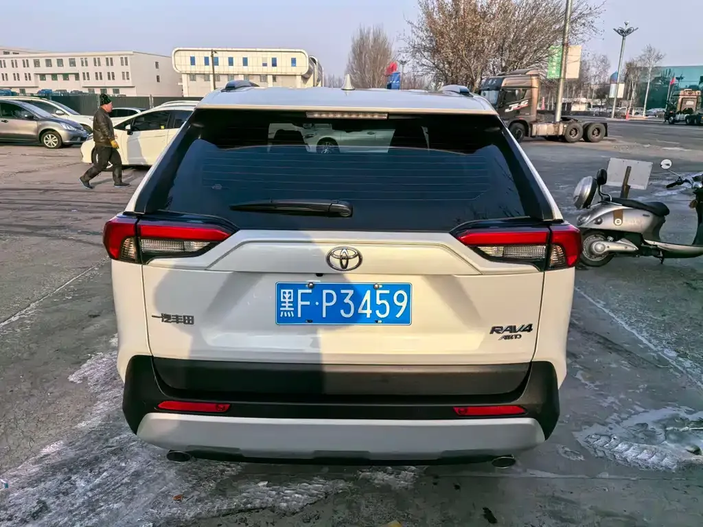 Toyota RAV4 — фото 4