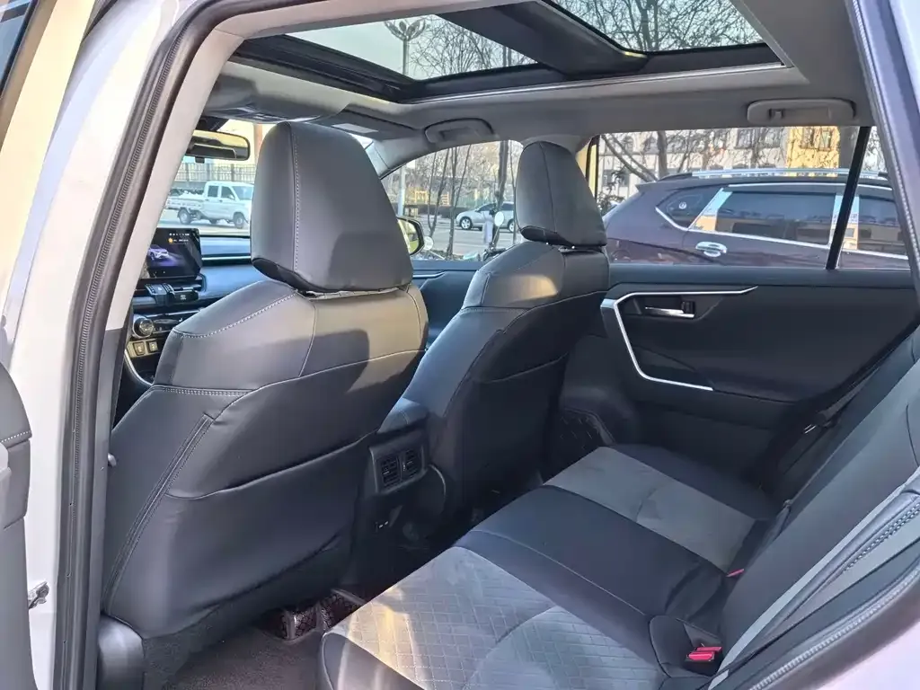 Toyota RAV4 — фото 2
