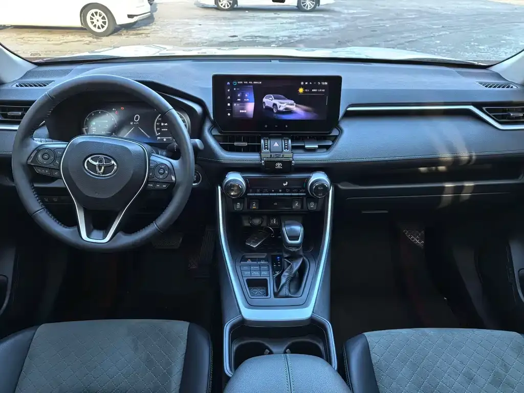 Toyota RAV4 — фото 7