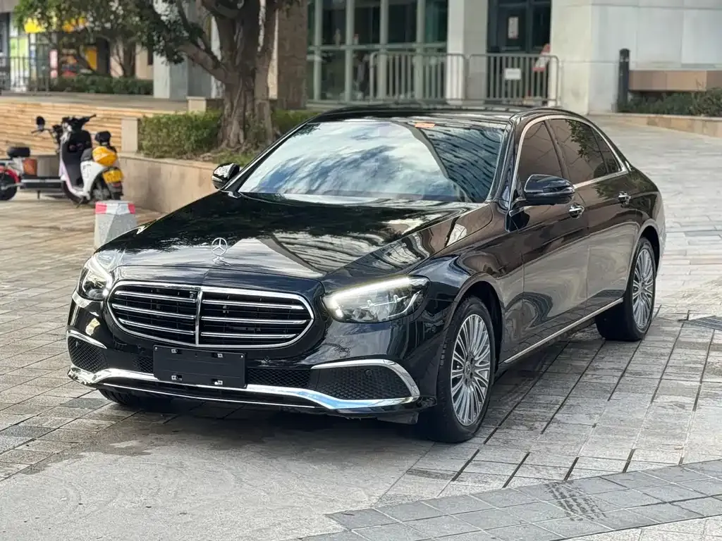 Mercedes-Benz E-Class — фото 1