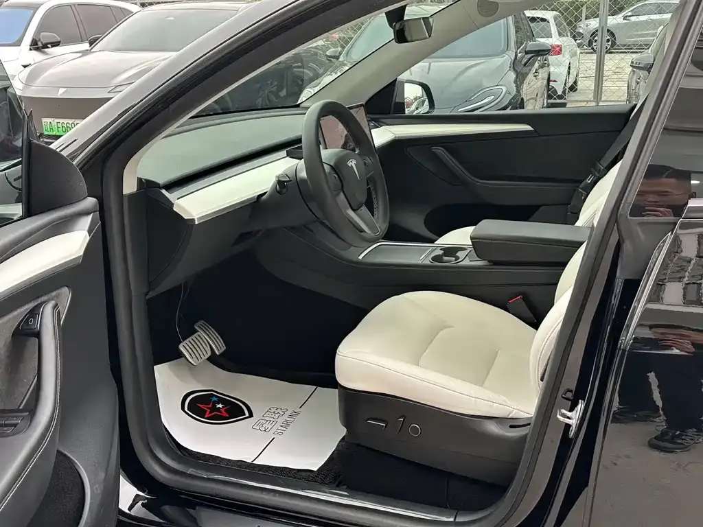 Tesla Model Y — фото 10