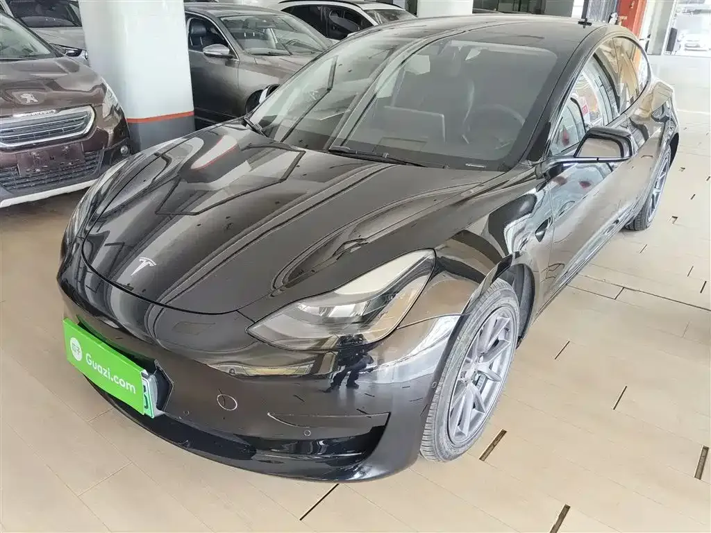 Tesla Model 3 — фото 1