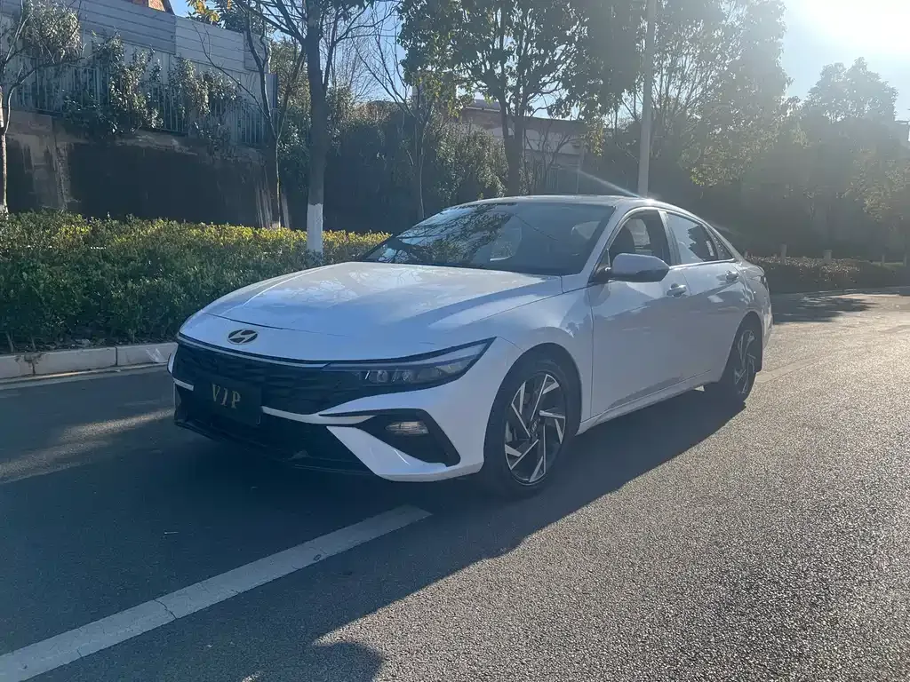 Hyundai Elantra — фото 1