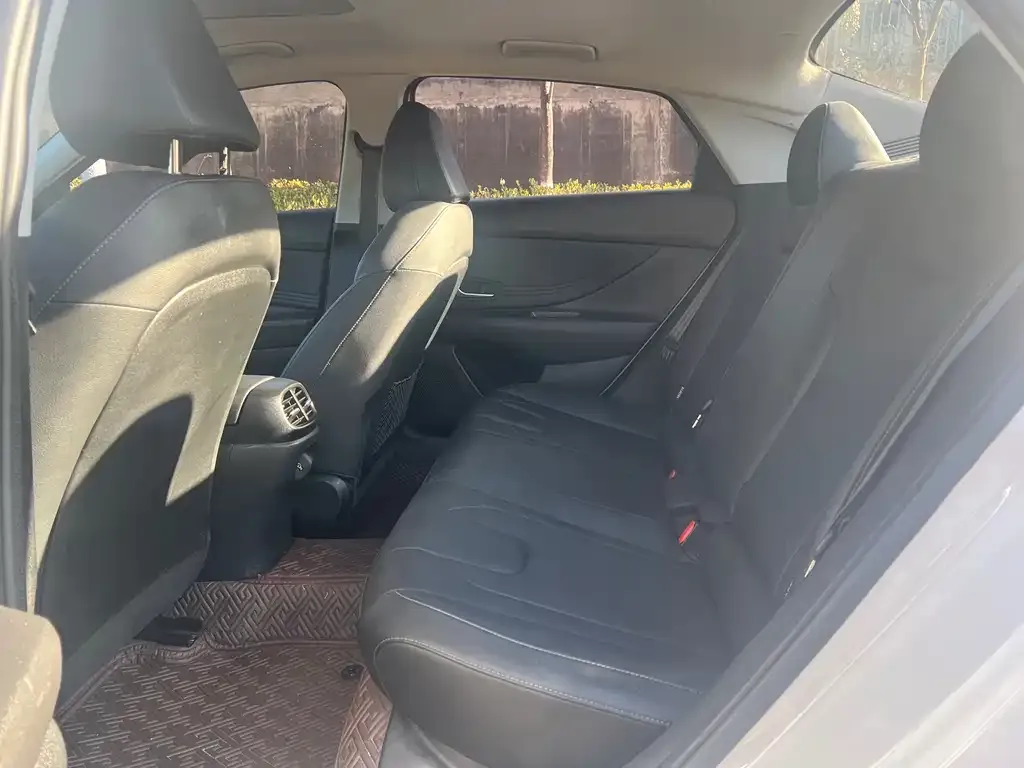 Hyundai Elantra — фото 2