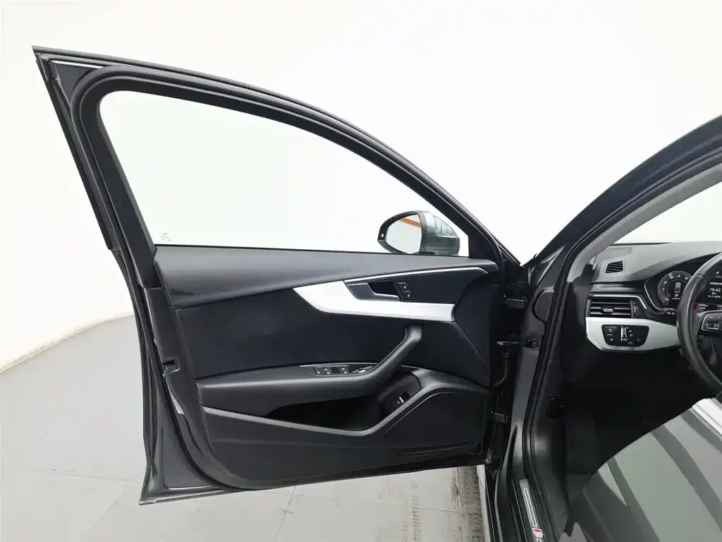 Audi A4L 2022 из CN, фото 2