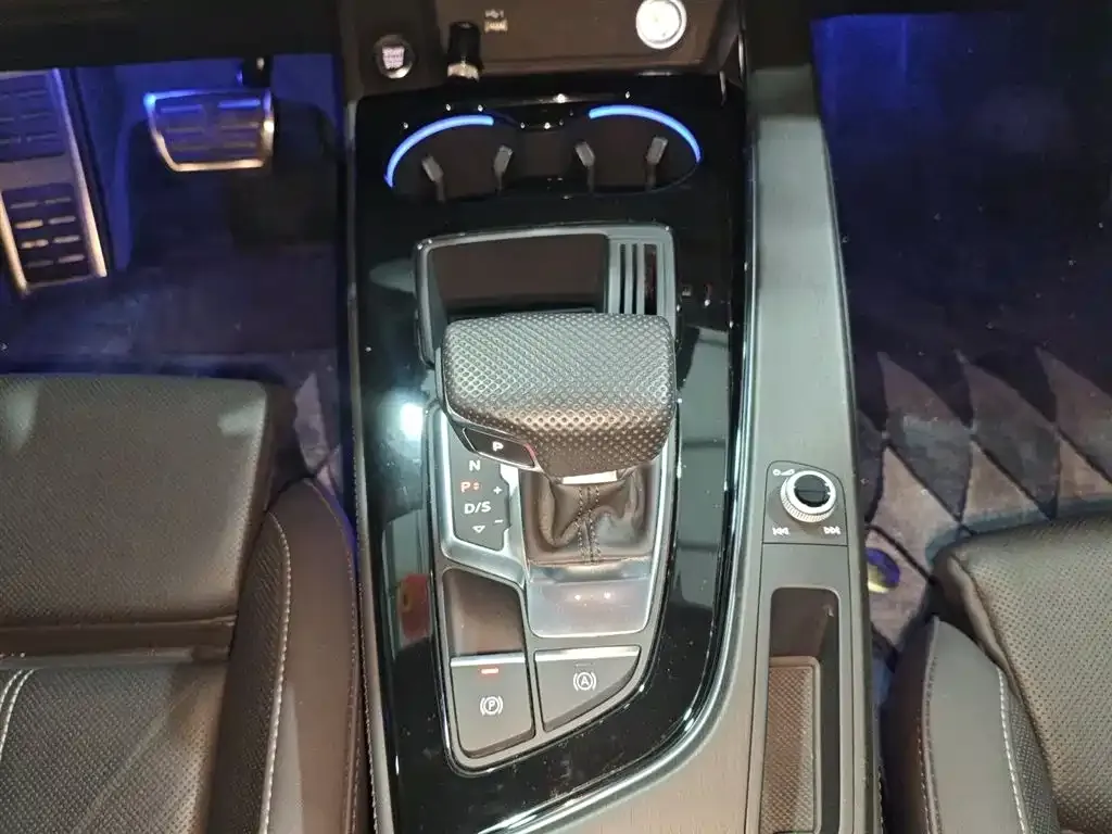 Audi A4L 2023 из CN, фото 8