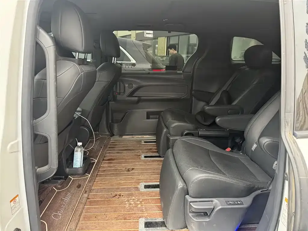 Toyota Sienna 2023 из CN, фото 2