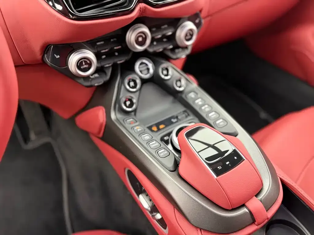Aston Martin V8 Vantage 2022 из CN, фото 5