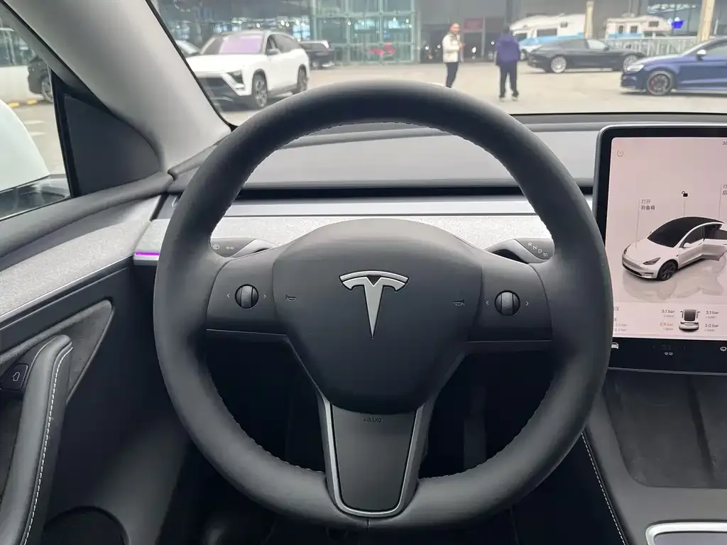 Tesla Model Y — фото 10