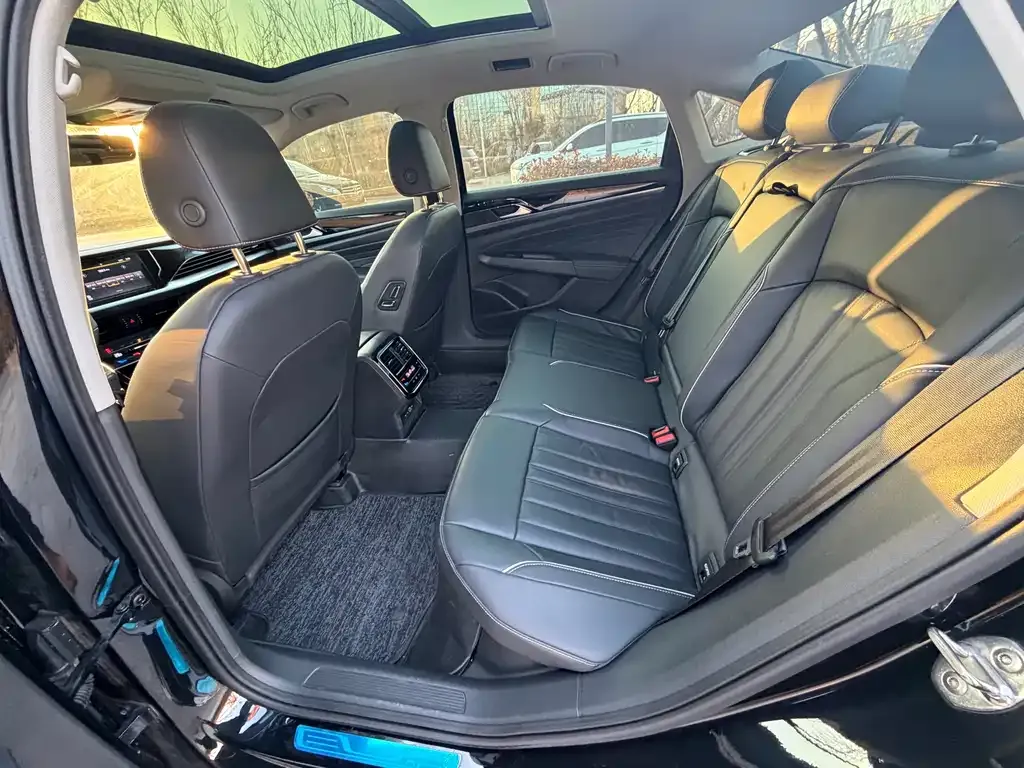 Volkswagen Passat 2023 из CN, фото 6