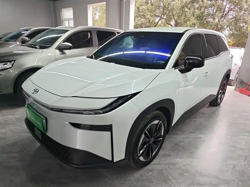 Toyota Platinum 3X 2025 из CN, фото 1