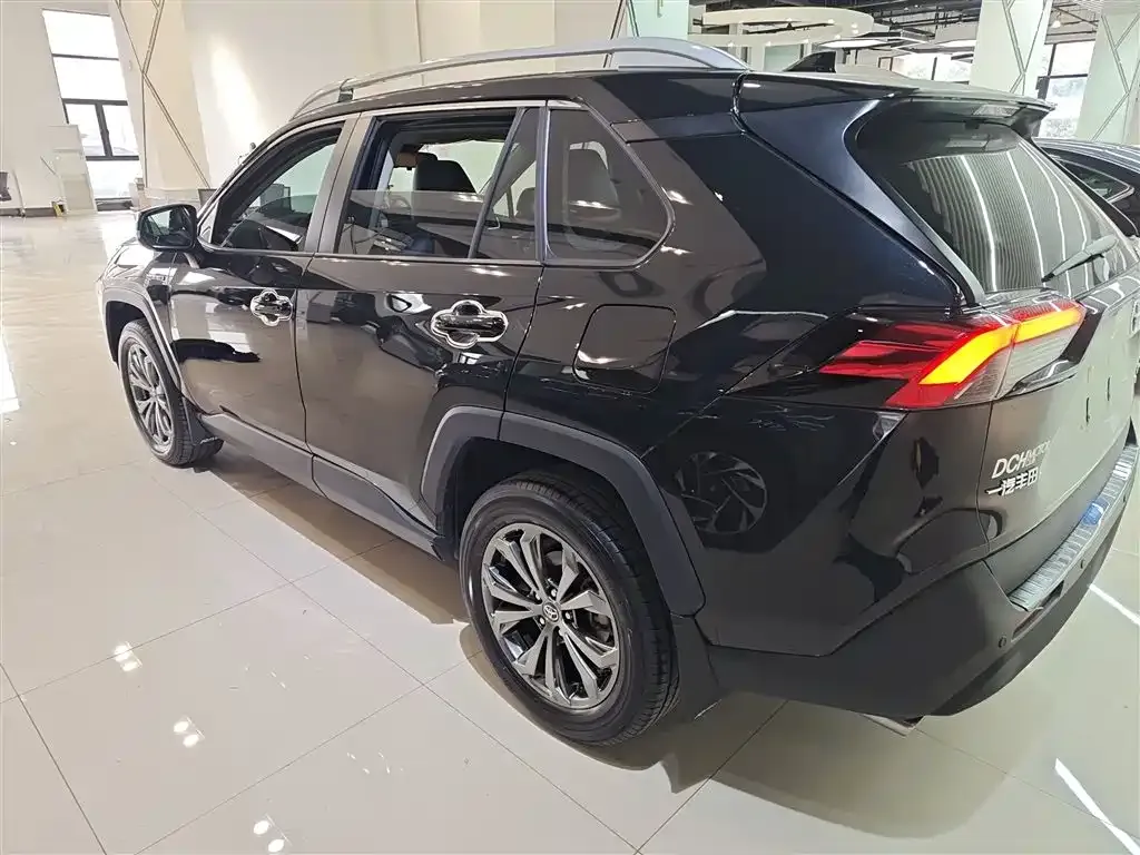 Toyota RAV4 — фото 5