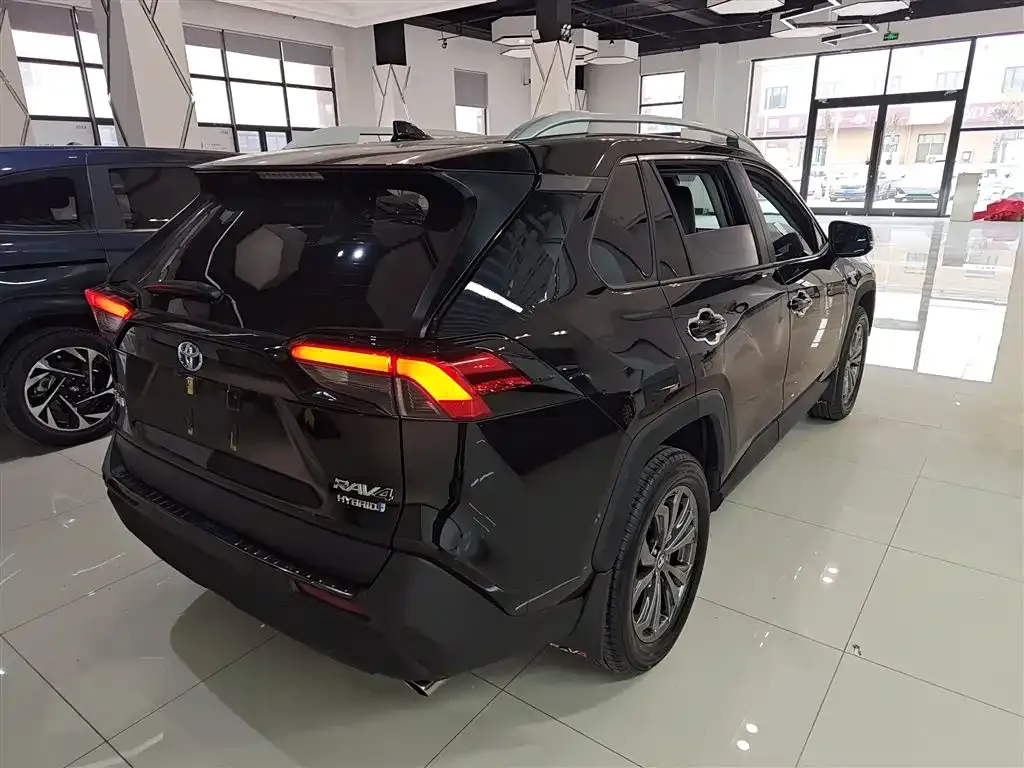Toyota RAV4 — фото 7
