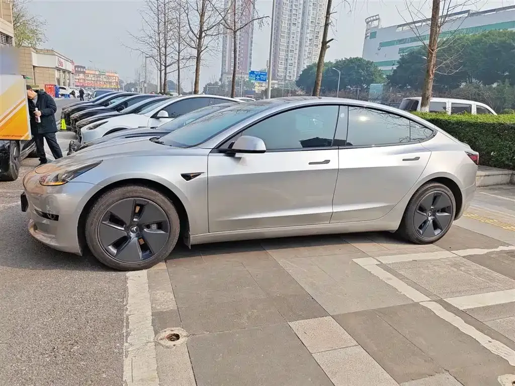 Tesla Model 3 — фото 9
