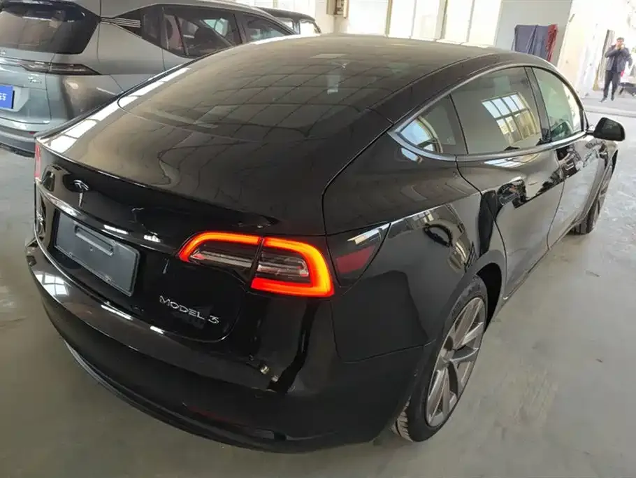 Tesla Model 3 — фото 9