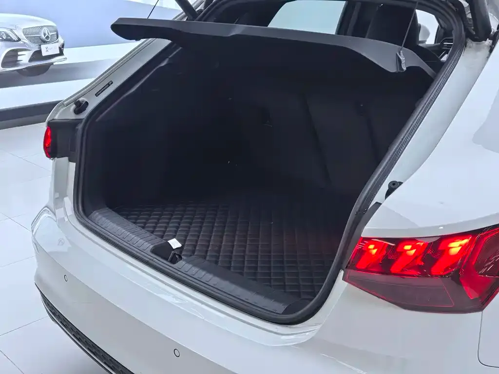 Audi A3 2023 из CN, фото 2