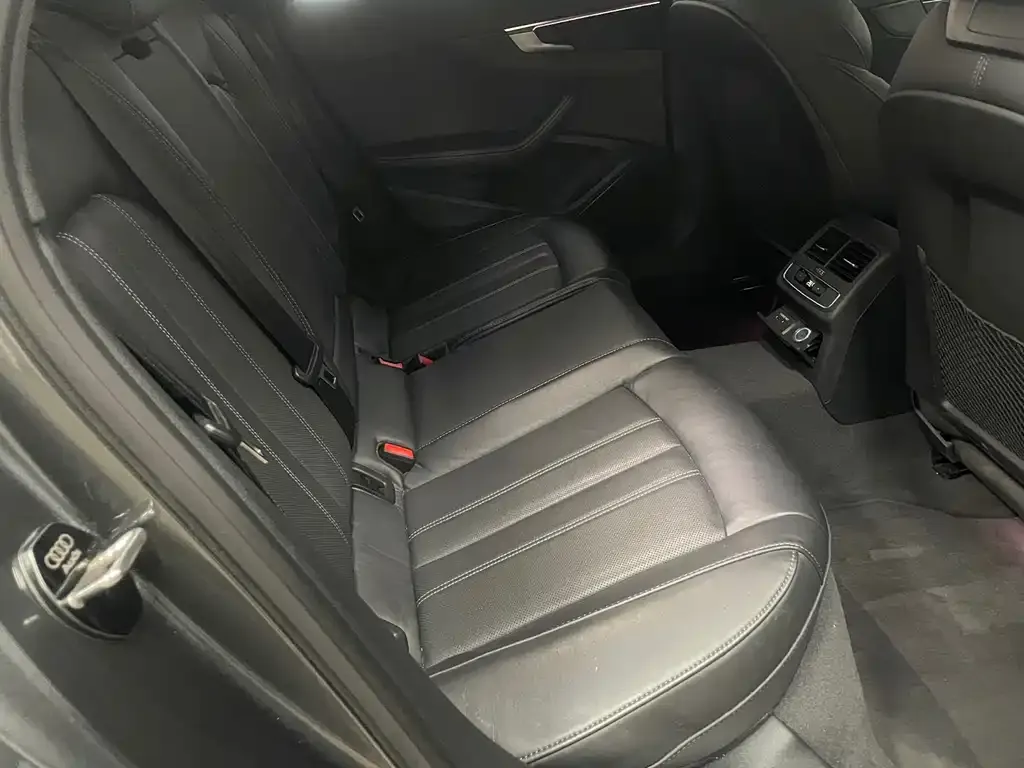 Audi A4L 2023 из CN, фото 9
