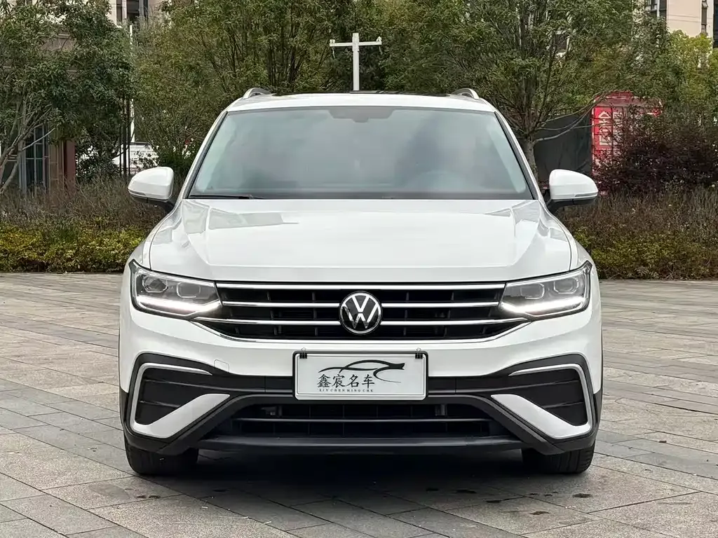 Volkswagen Tiguan L — фото 1