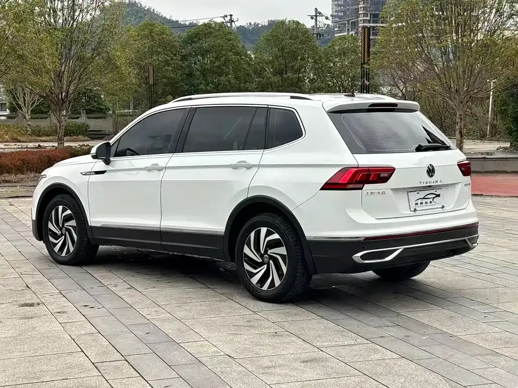Volkswagen Tiguan L — фото 8