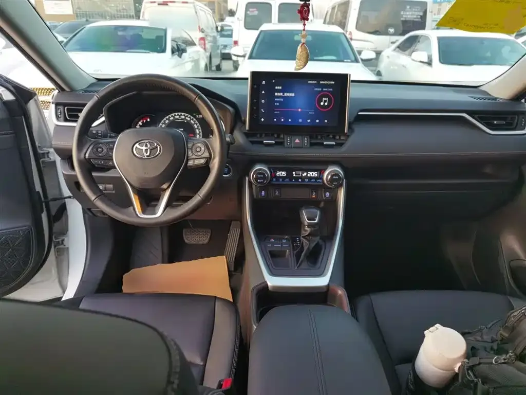 Toyota RAV4 — фото 7