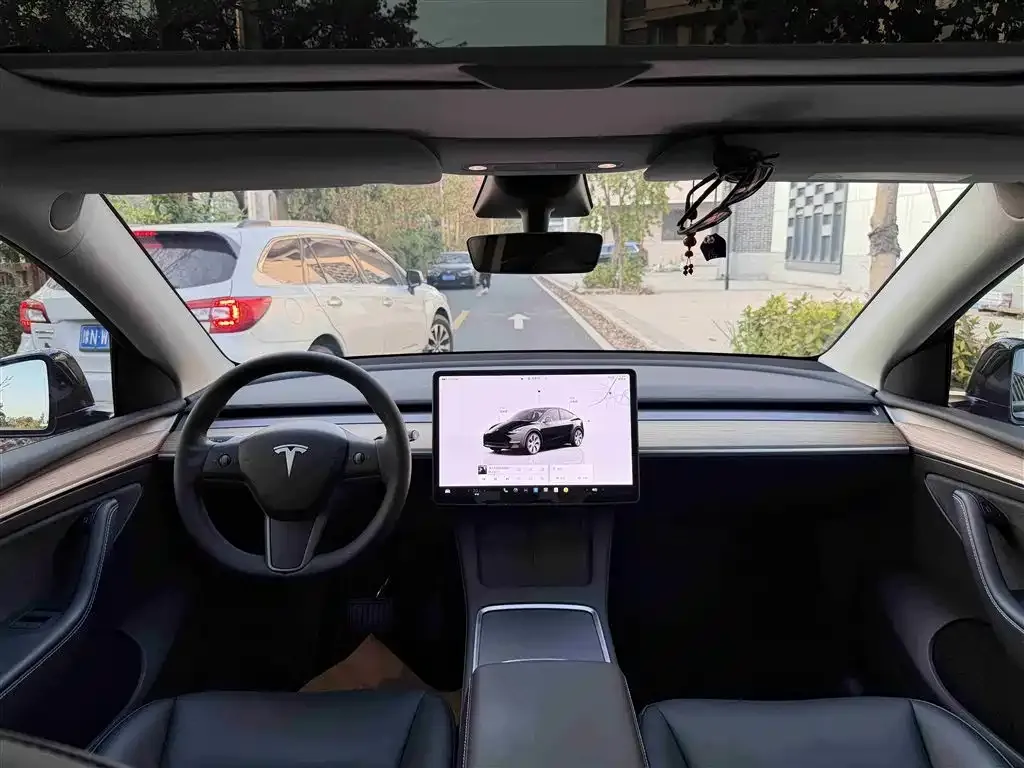 Tesla Model Y — фото 5