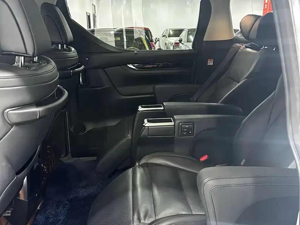 Toyota Vellfire 2023 из CN, фото 2