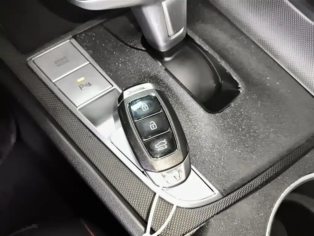 Hyundai Elantra — фото 9