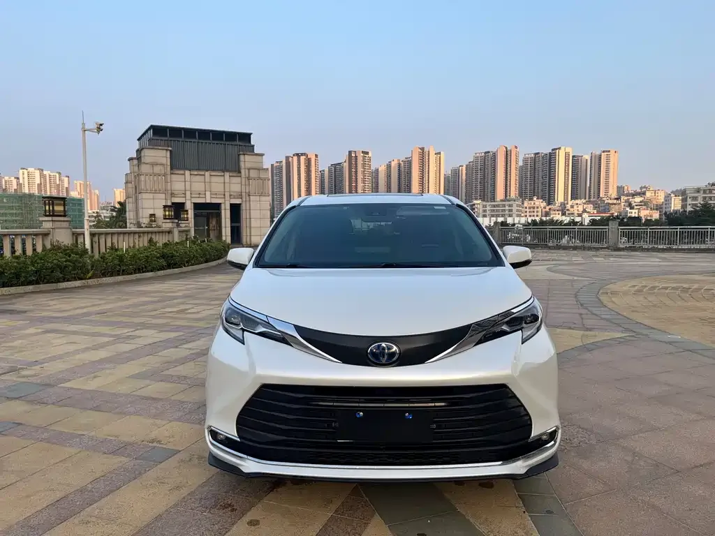 Toyota Sienna 2022 из CN, фото 2