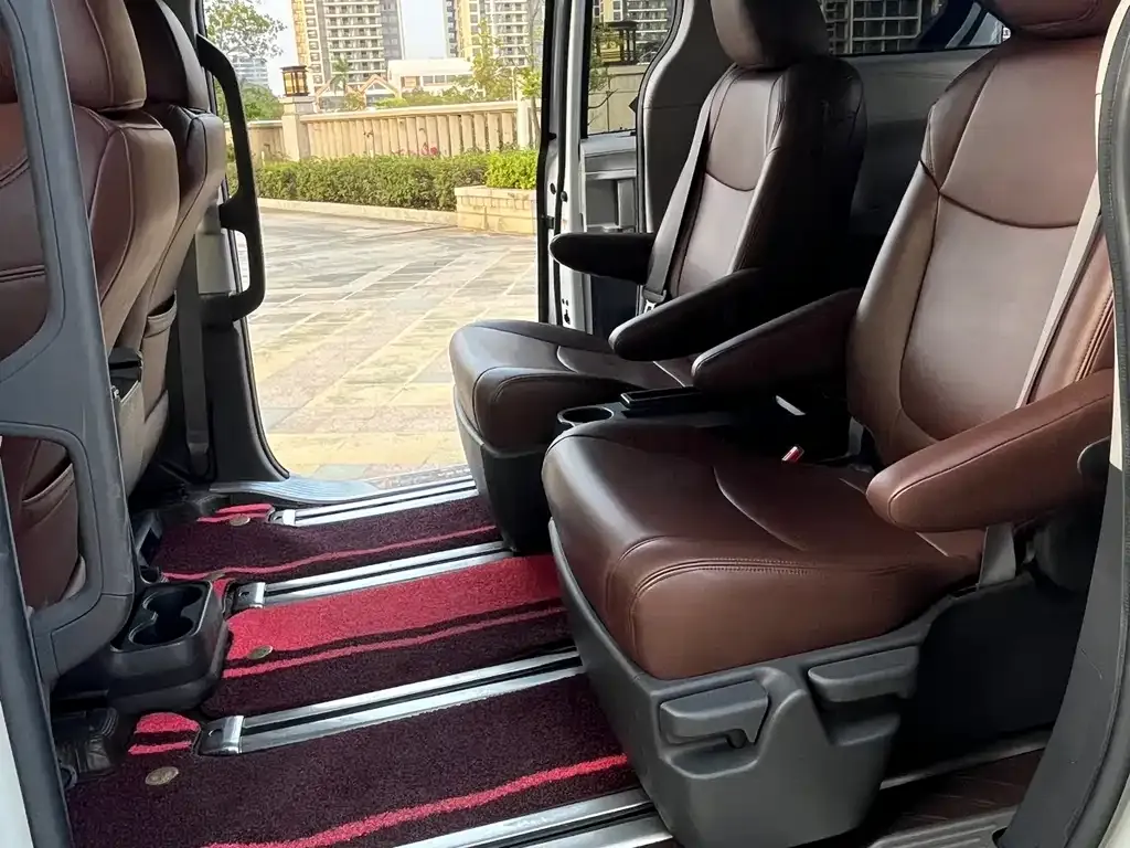 Toyota Sienna 2022 из CN, фото 3