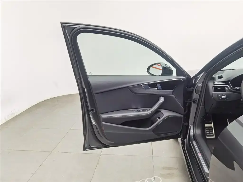 Audi A4L 2024 из CN, фото 3