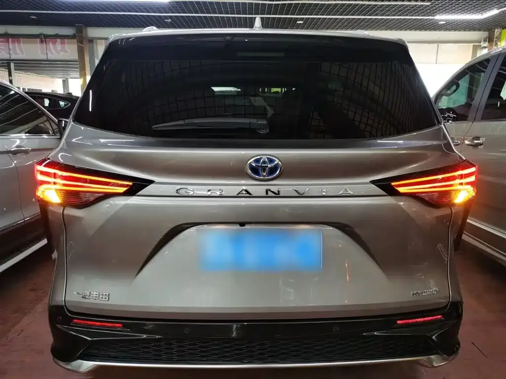 Toyota Granvia 2023 из CN, фото 2