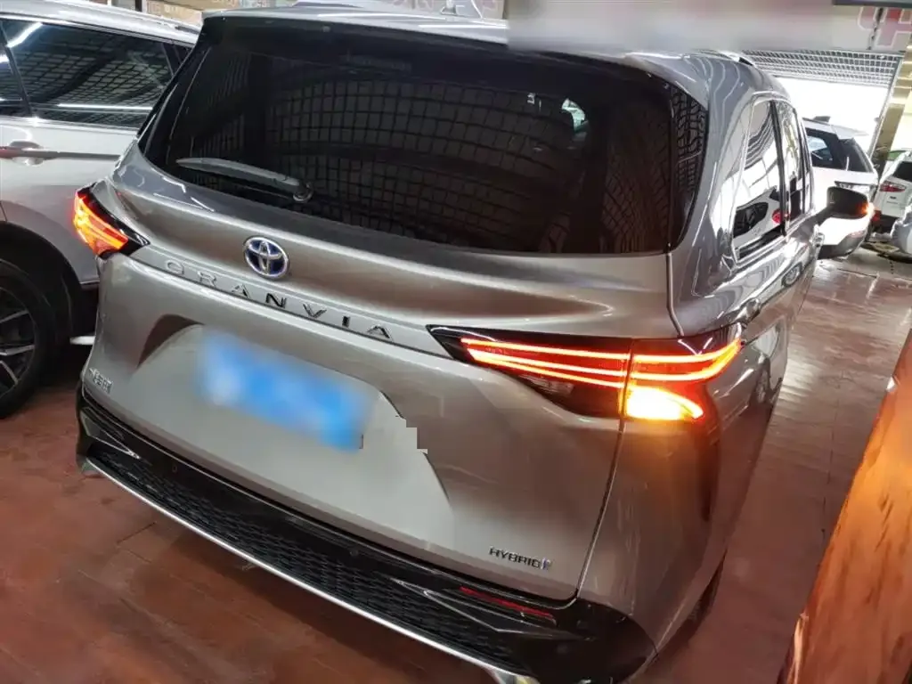 Toyota Granvia 2023 из CN, фото 8