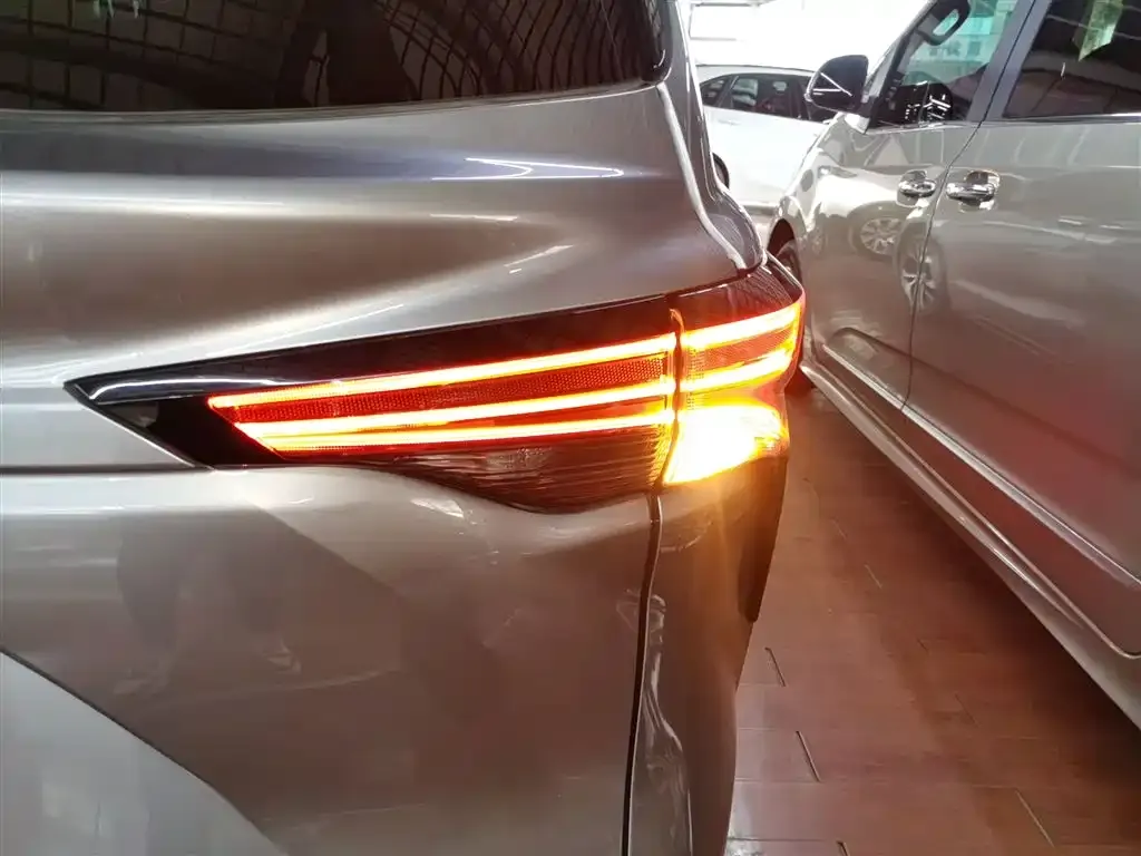 Toyota Granvia 2023 из CN, фото 7