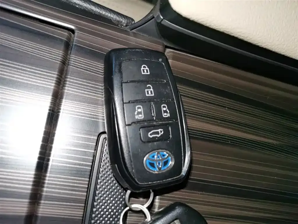Toyota Granvia 2023 из CN, фото 5