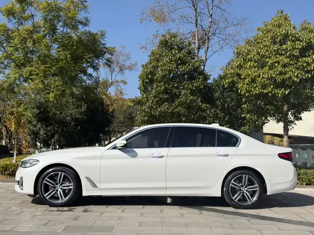 BMW 5 Series — фото 9