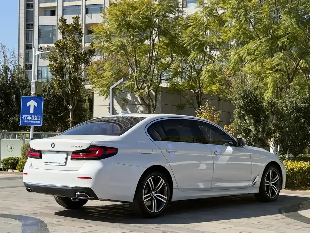 BMW 5 Series — фото 10