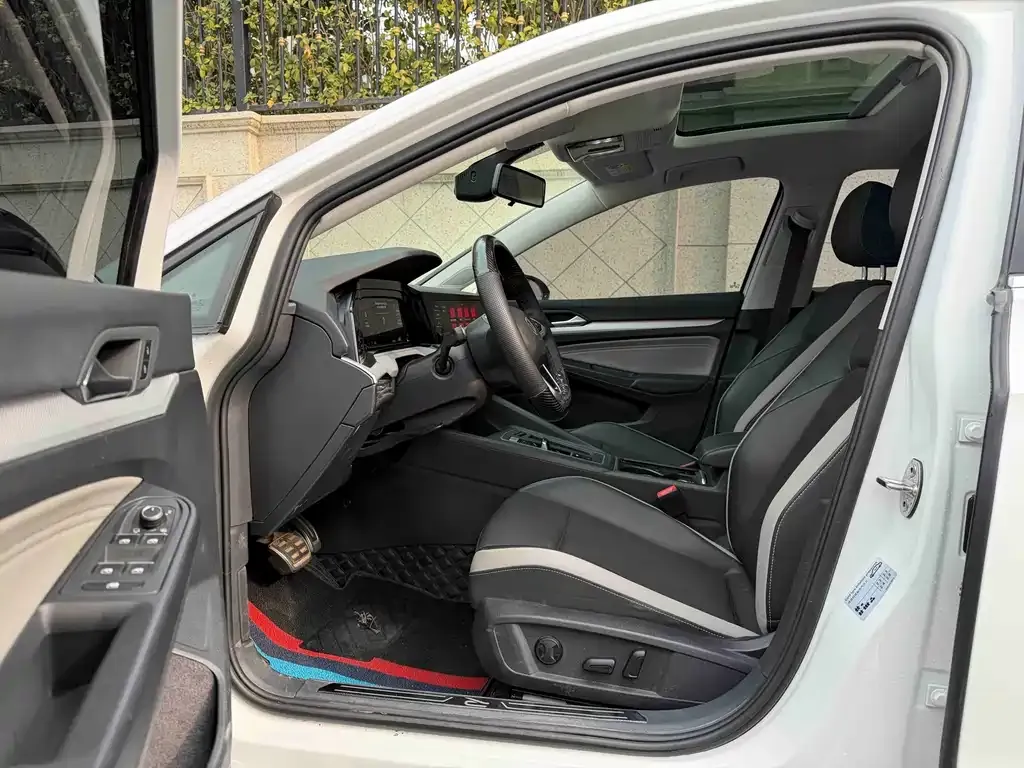 Volkswagen Golf 2023 из CN, фото 3