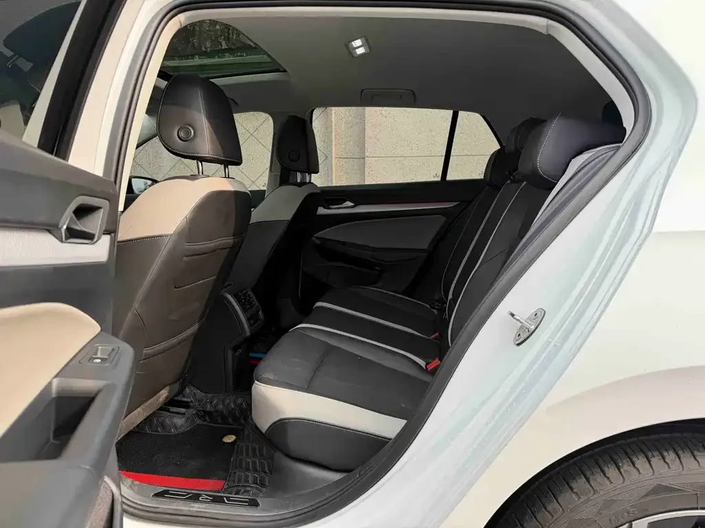 Volkswagen Golf 2023 из CN, фото 6
