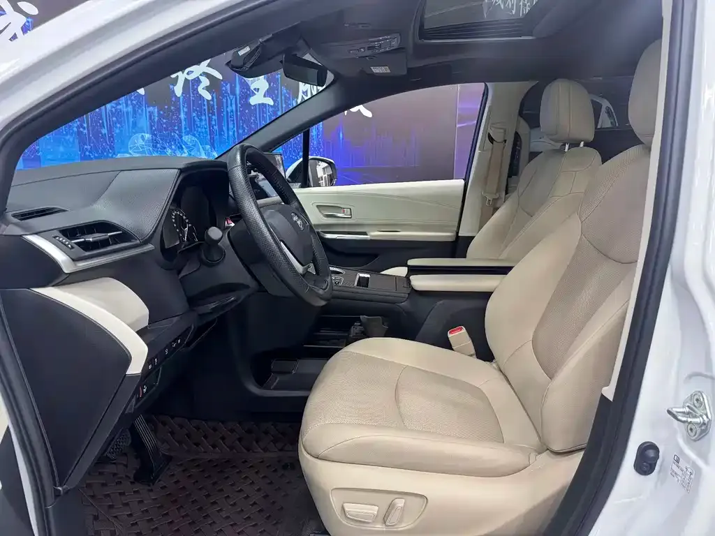 Toyota Granvia 2024 из CN, фото 3
