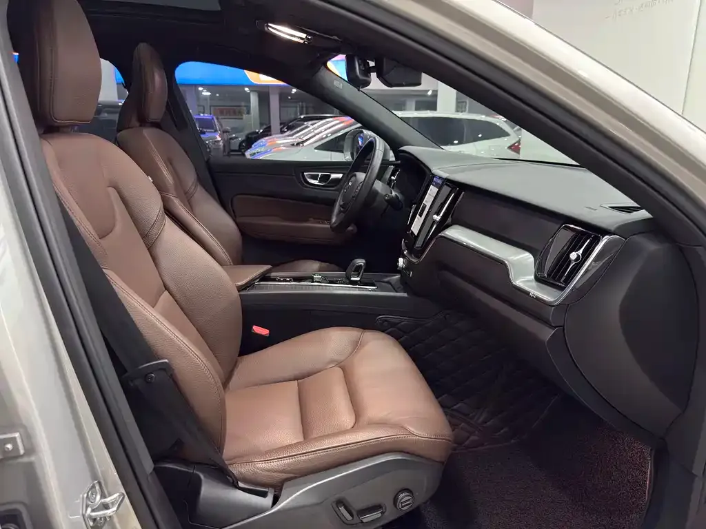 Volvo XC60 2022 из CN, фото 8
