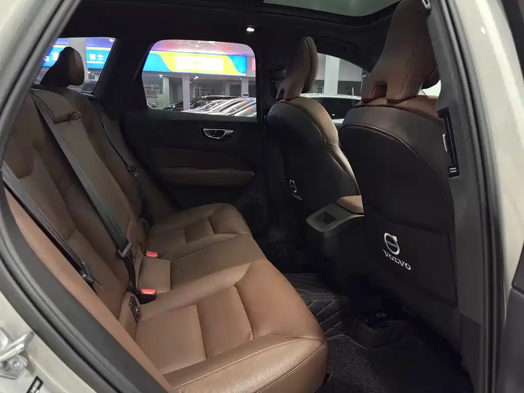Volvo XC60 2022 из CN, фото 4