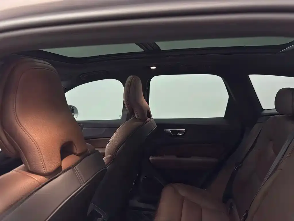 Volvo XC60 2022 из CN, фото 2