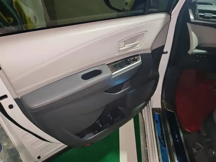 Toyota Granvia 2023 из CN, фото 9
