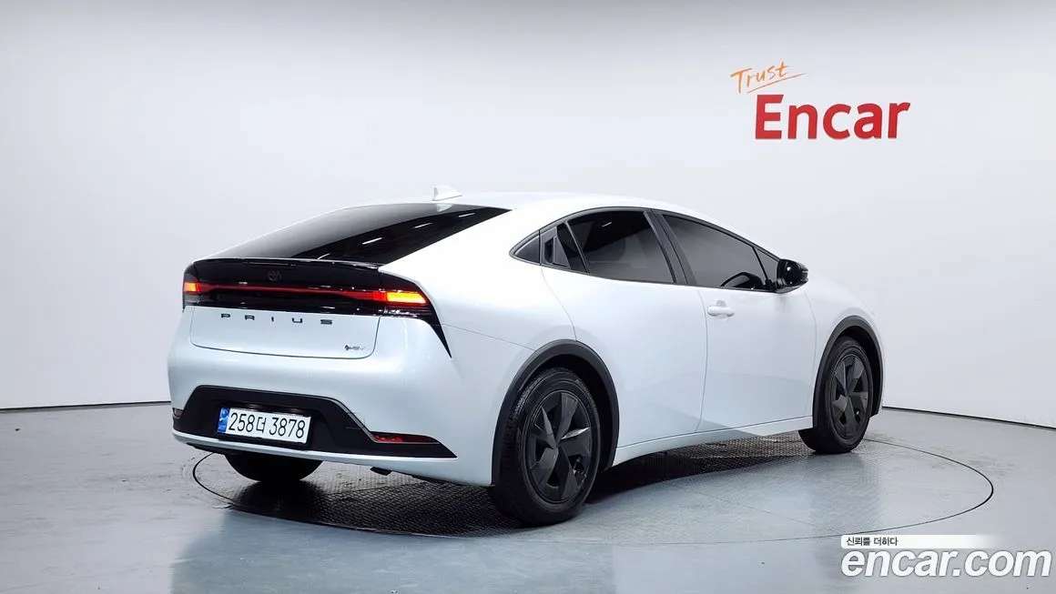 Toyota Prius 2024 из KR, фото 2