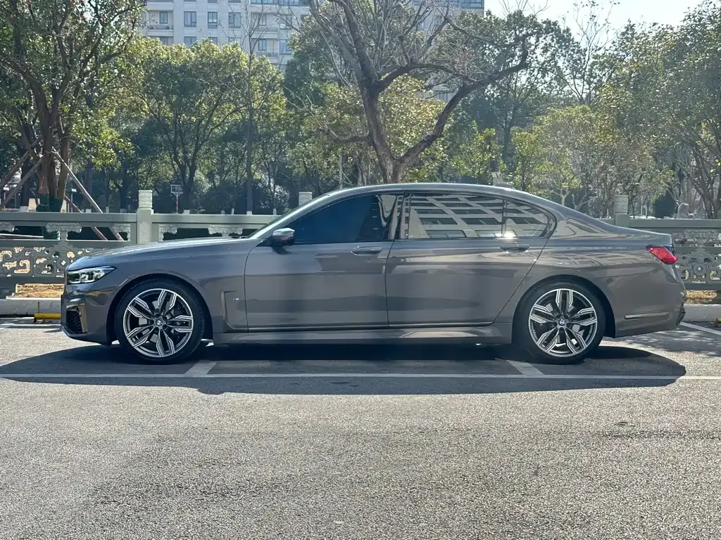 BMW 7 Series — фото 9