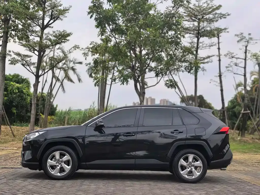 Toyota RAV4 — фото 7